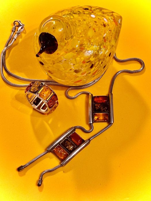 Biżuteria srebrna z bursztynami, pr. 925, wisior i pierścionek r. 17,5