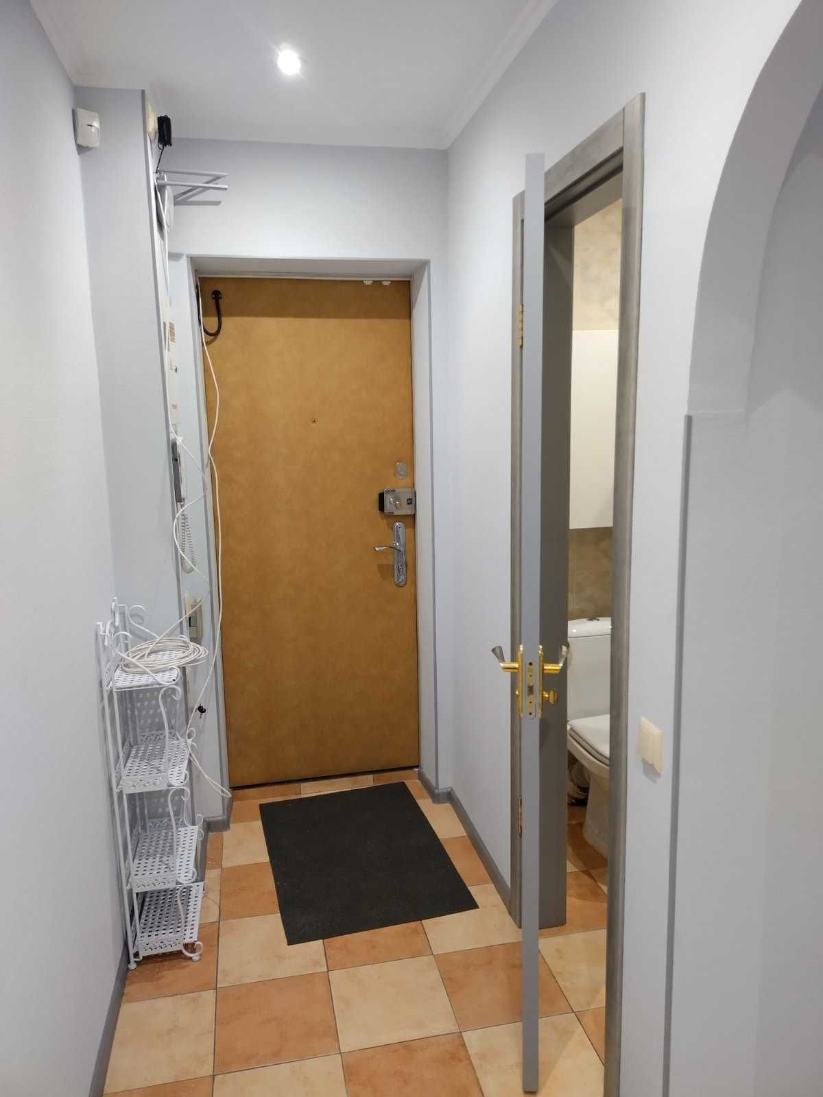 Міхновського 25,прим.53кв.м під комерцію, житл.фонд,  метро 1хв.пішки