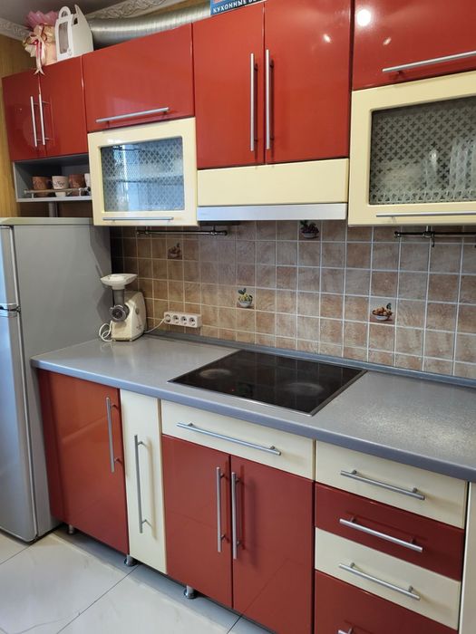 Продам кухню зі встроєною вартльною поверхнею