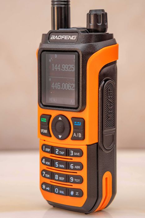 Radio amador tribanda! Walkie-talkie Baofeng BF-21 de 6W, ecran a core