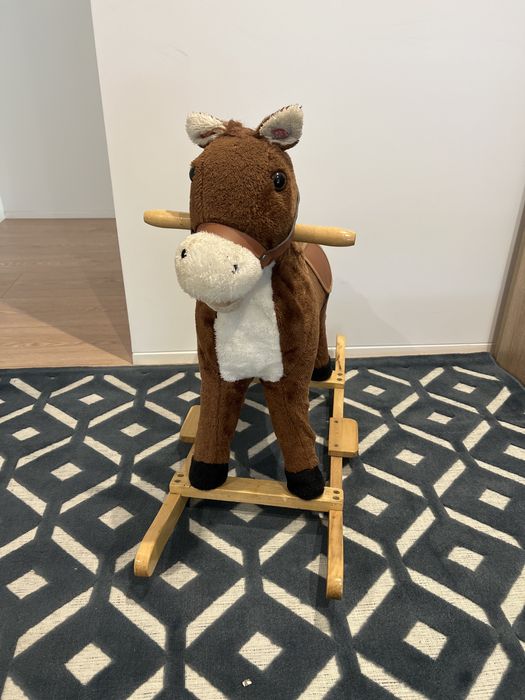 Cavalo balanço com musica