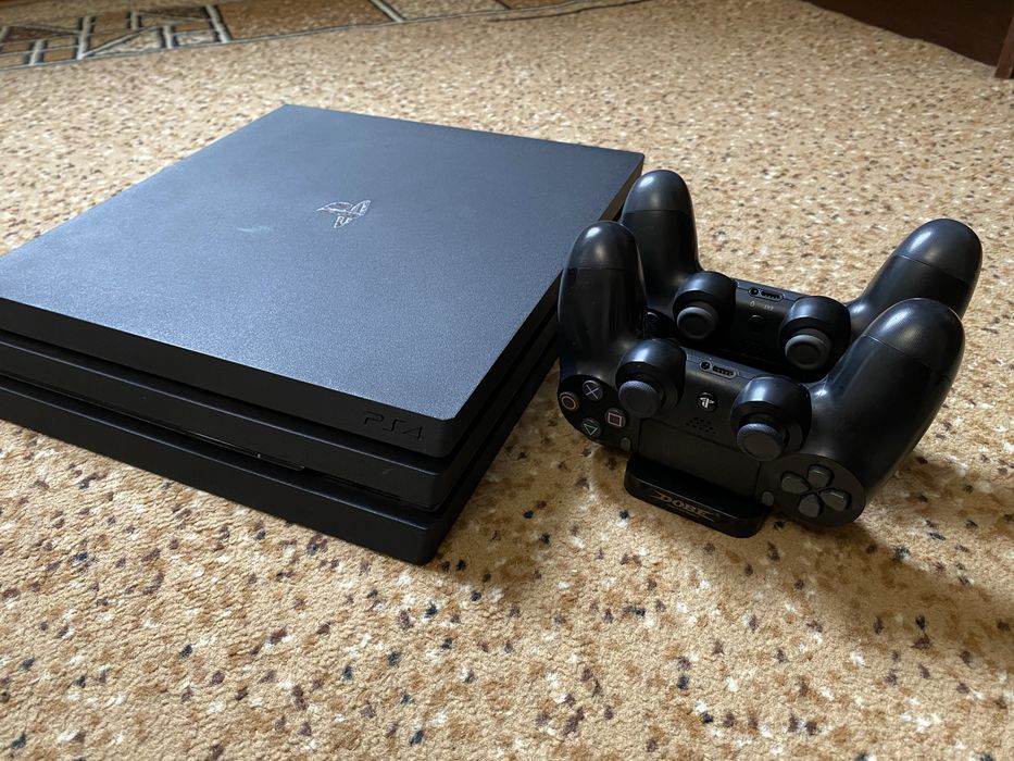 Sony PlayStation 4 Pro 1 TB, з двома геймпадами та іграми