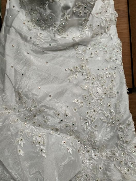 Весільна сукня з вишивкою