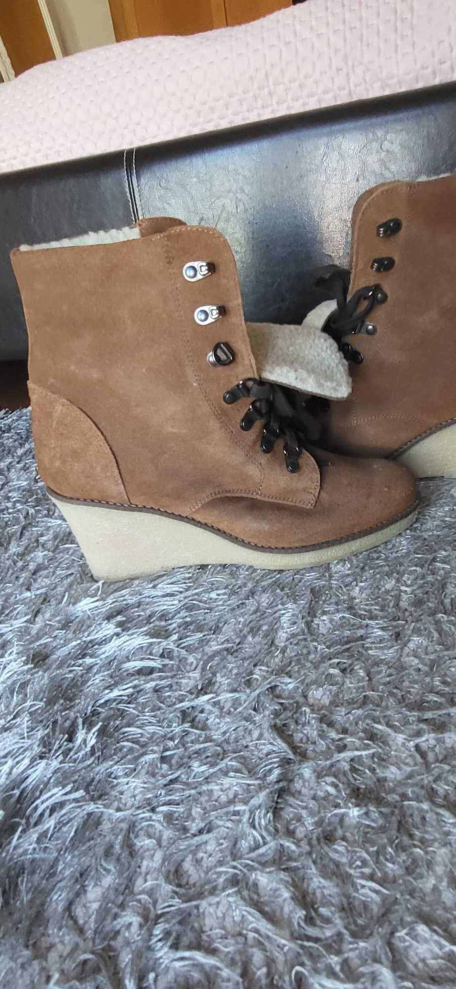 Botas castanhas cunha pele camurça com pelo branco Eden