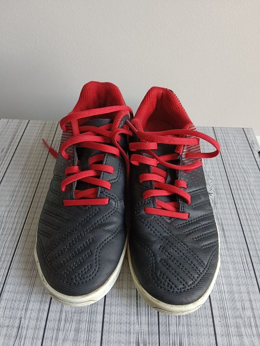Kipsta buty dziecięce do piłki nożnej czarno-czerwone rozm.33