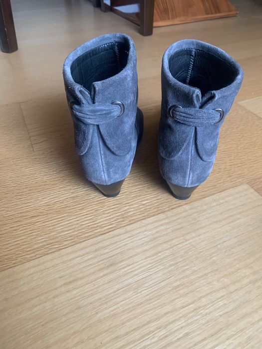 Botins em camurça cinzentos