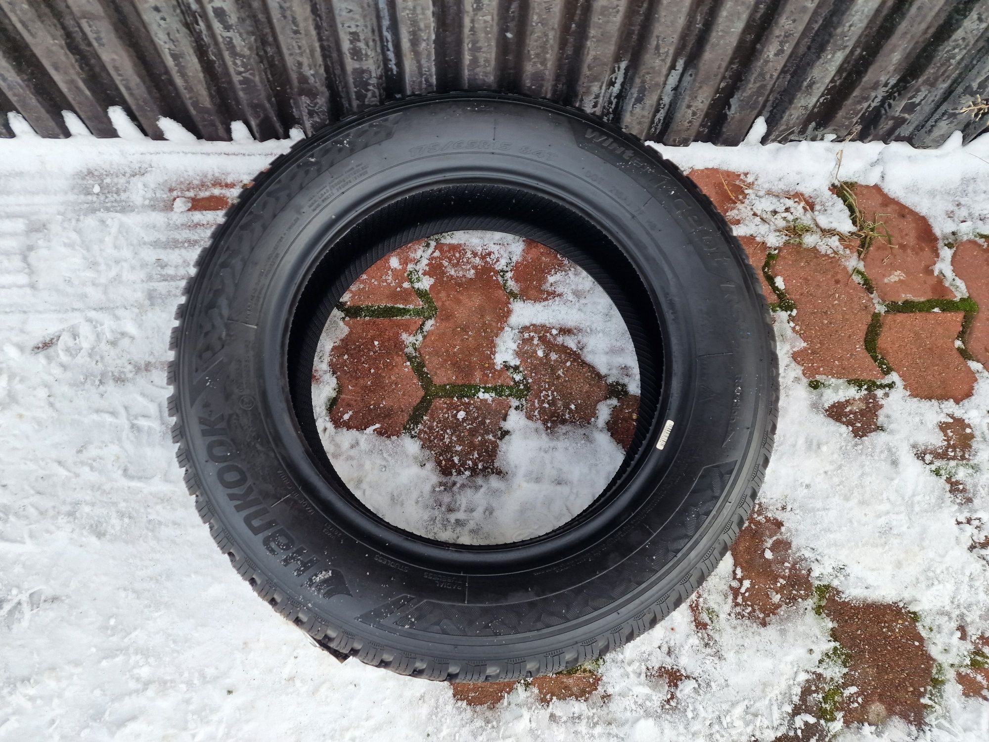 Pojedyncza nowa opona zimowa 175/65R15 84T Hankook
Winter i*cept RS3