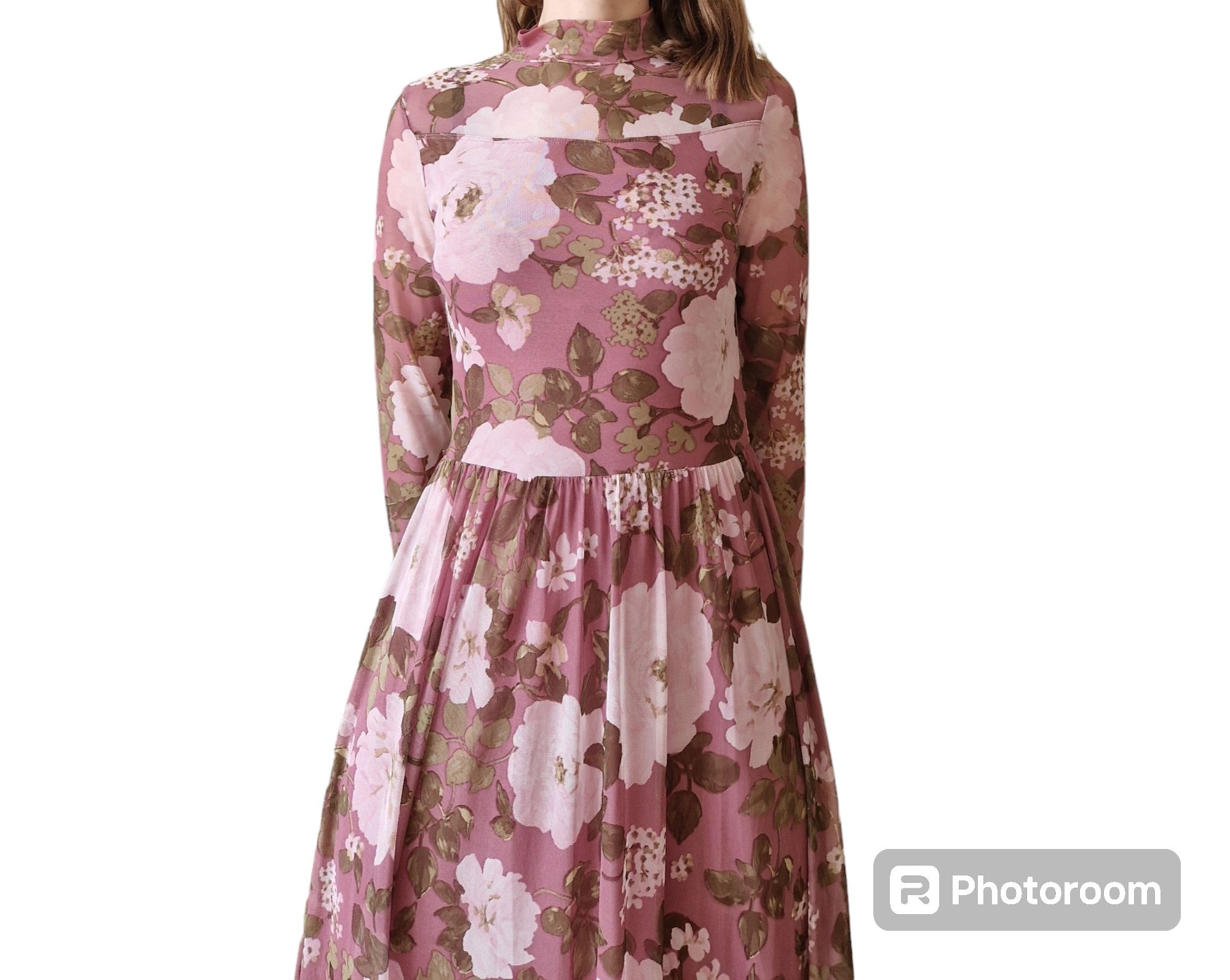 Pudrowa maxi sukienka kwiaty stójka długi rękaw siateczkowa