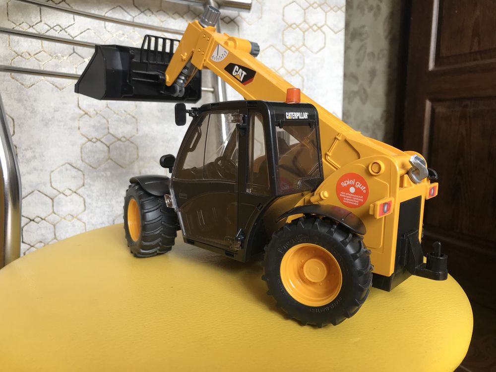 Погрузчик CAT с телескопической стрелой