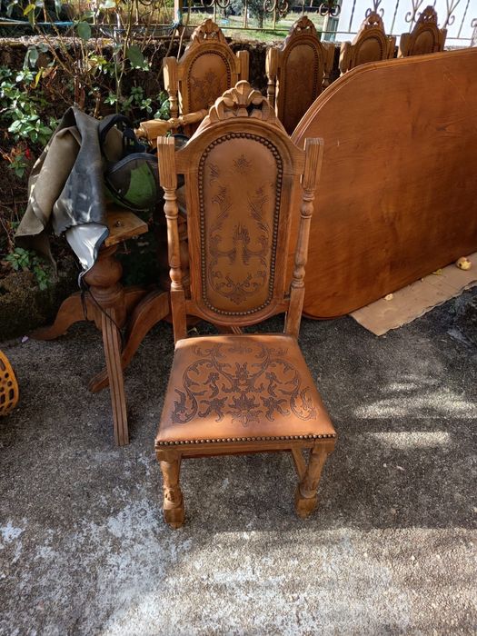8 Cadeiras + 1 Mesa de madeira