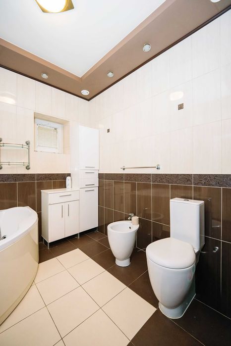 Простора дворівнева квартира в центрі!