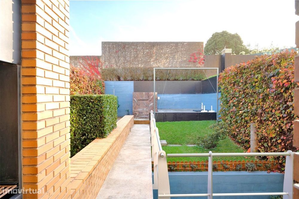 Moradia V4 com jardim e terraços