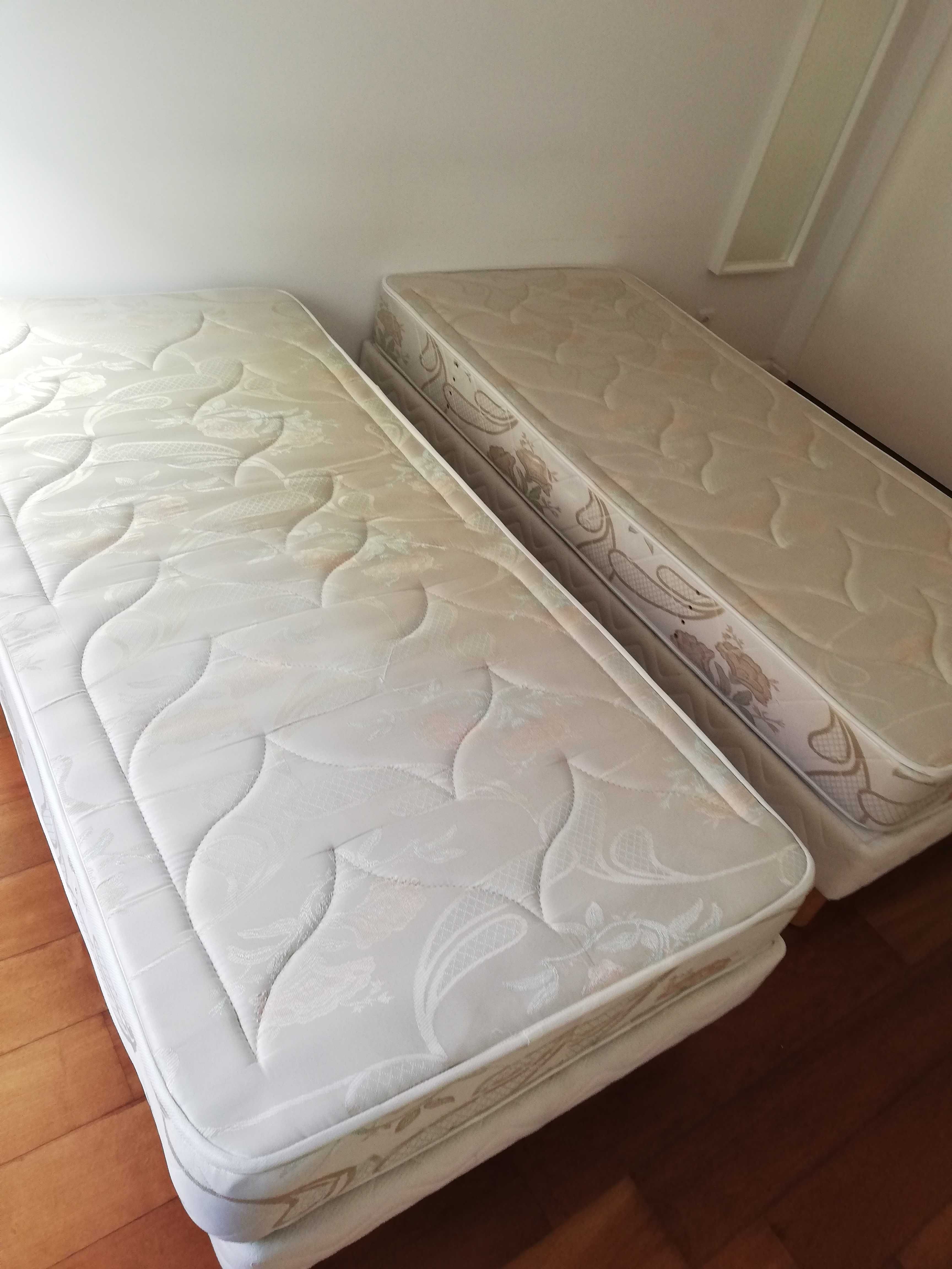 Estrados forrados com colchão e topper
