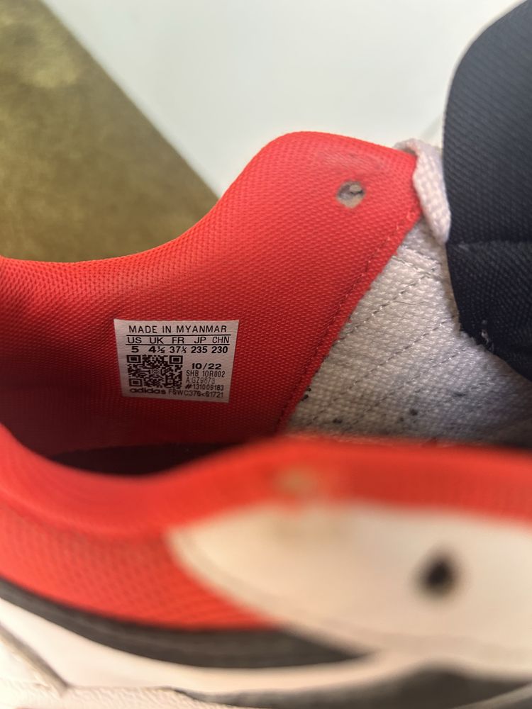 Sapatilhas Adidas em bom estado