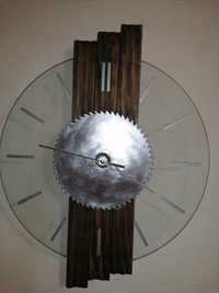 Часы ручной работы из дерева и стекла