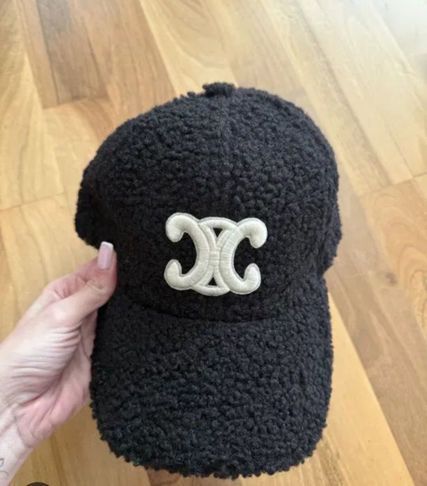Czarna czapka z daszkiem baranek celine z wełną w składze