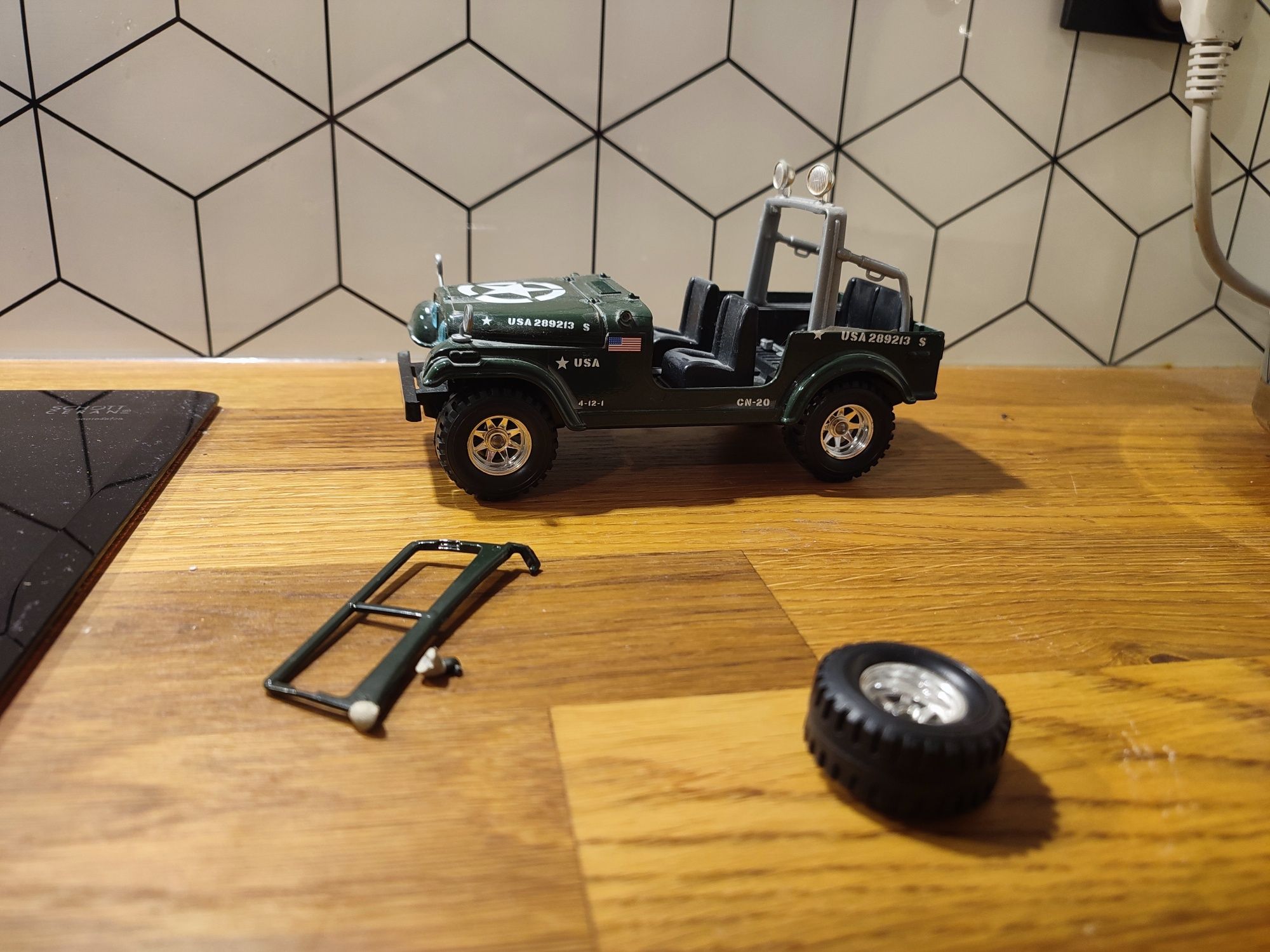 Burago jeep Wrangler 1 24 bburago uszkodzony