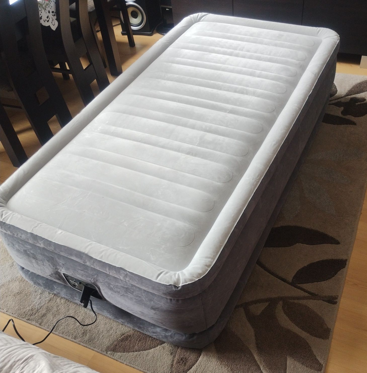 Luxusiwy materac z  wbudowaną pompką