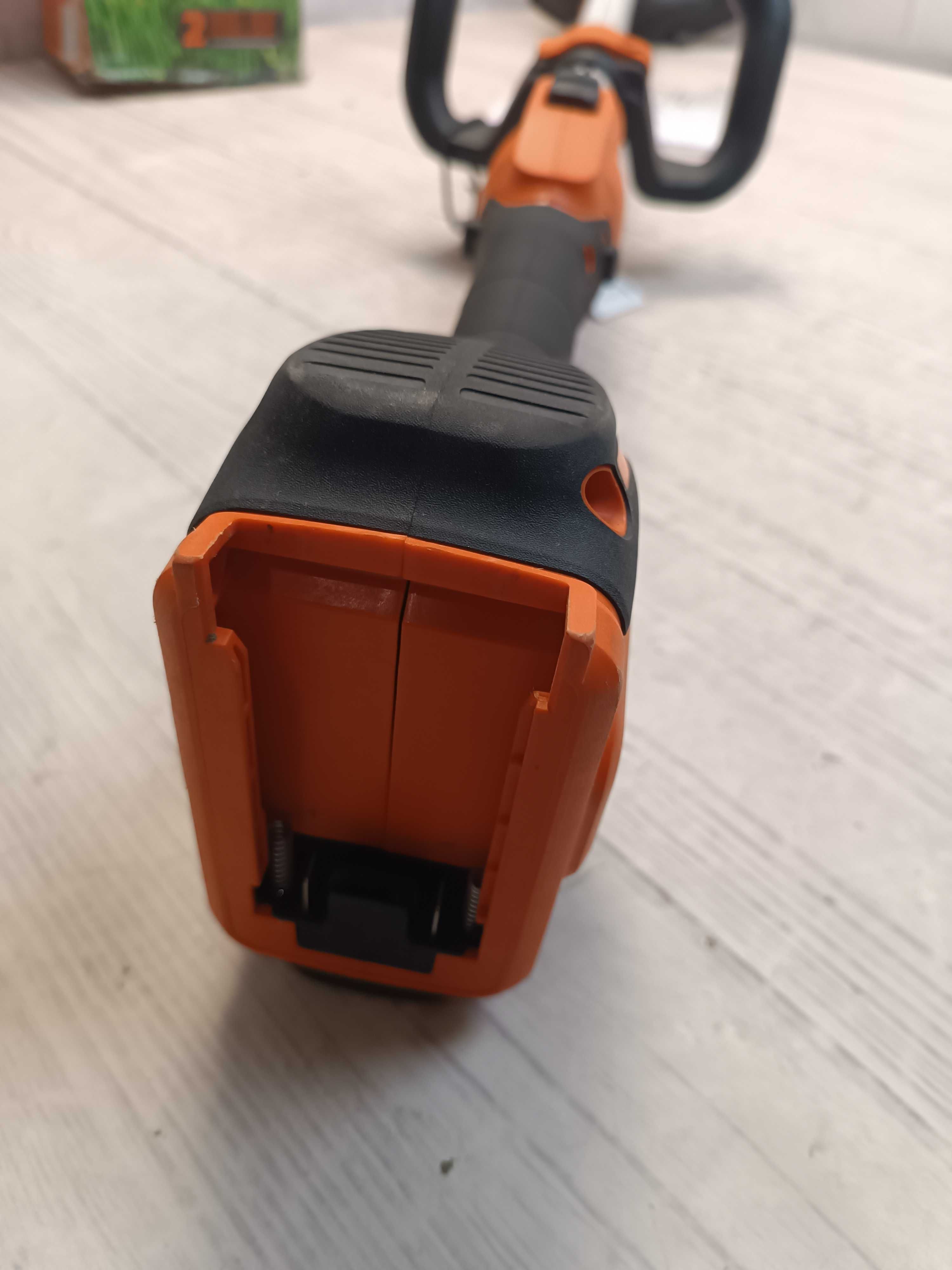 BLACK+DECKER BCSTA536L1 Безщітковий Тример акумуляторний 36 В, 33 см