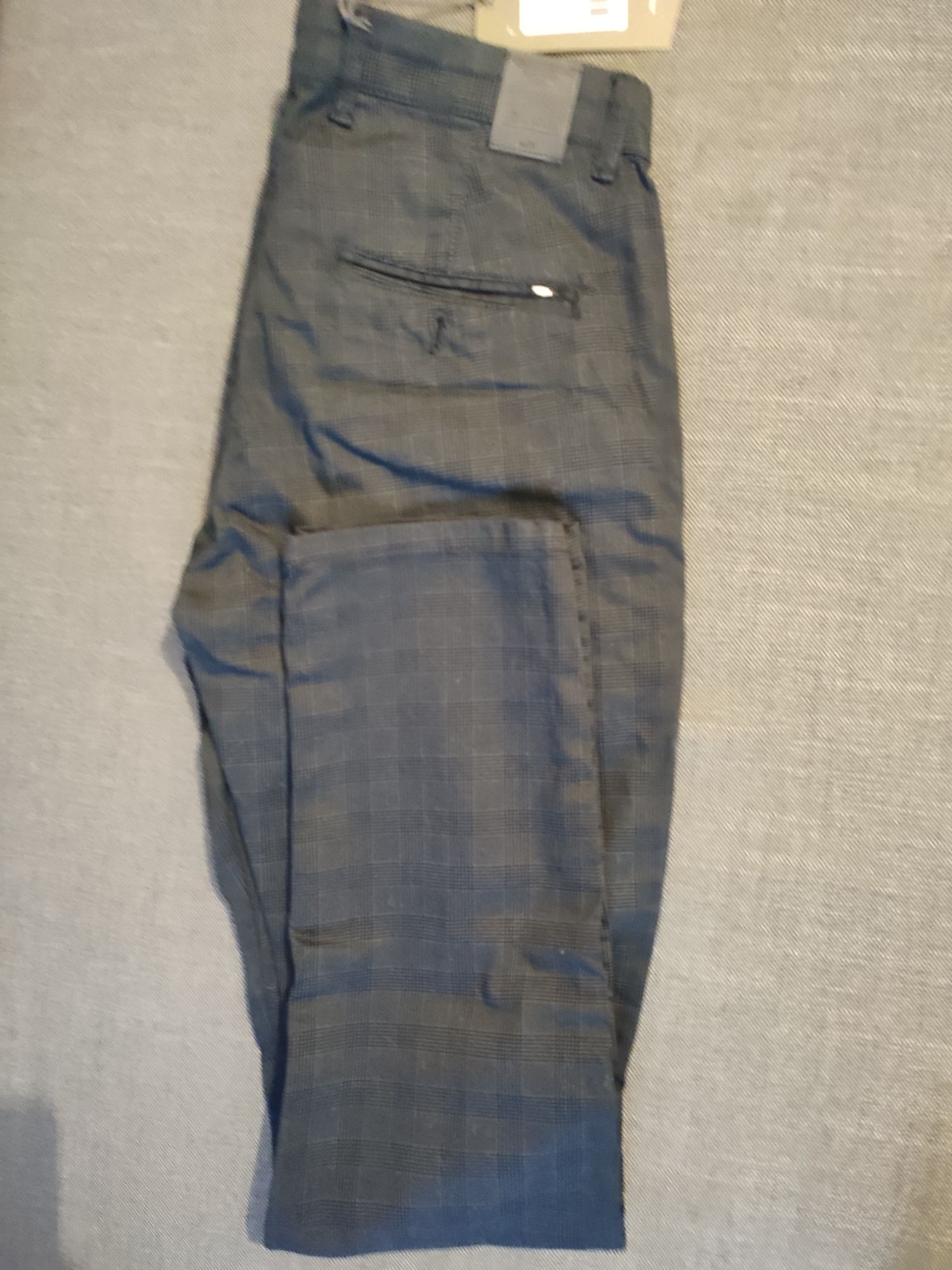 spodnie Chino Cross Jeans.