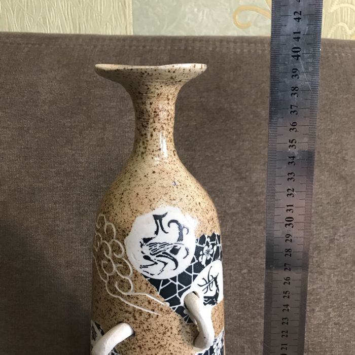 Китайская фарфоровая ваза ручной работы.