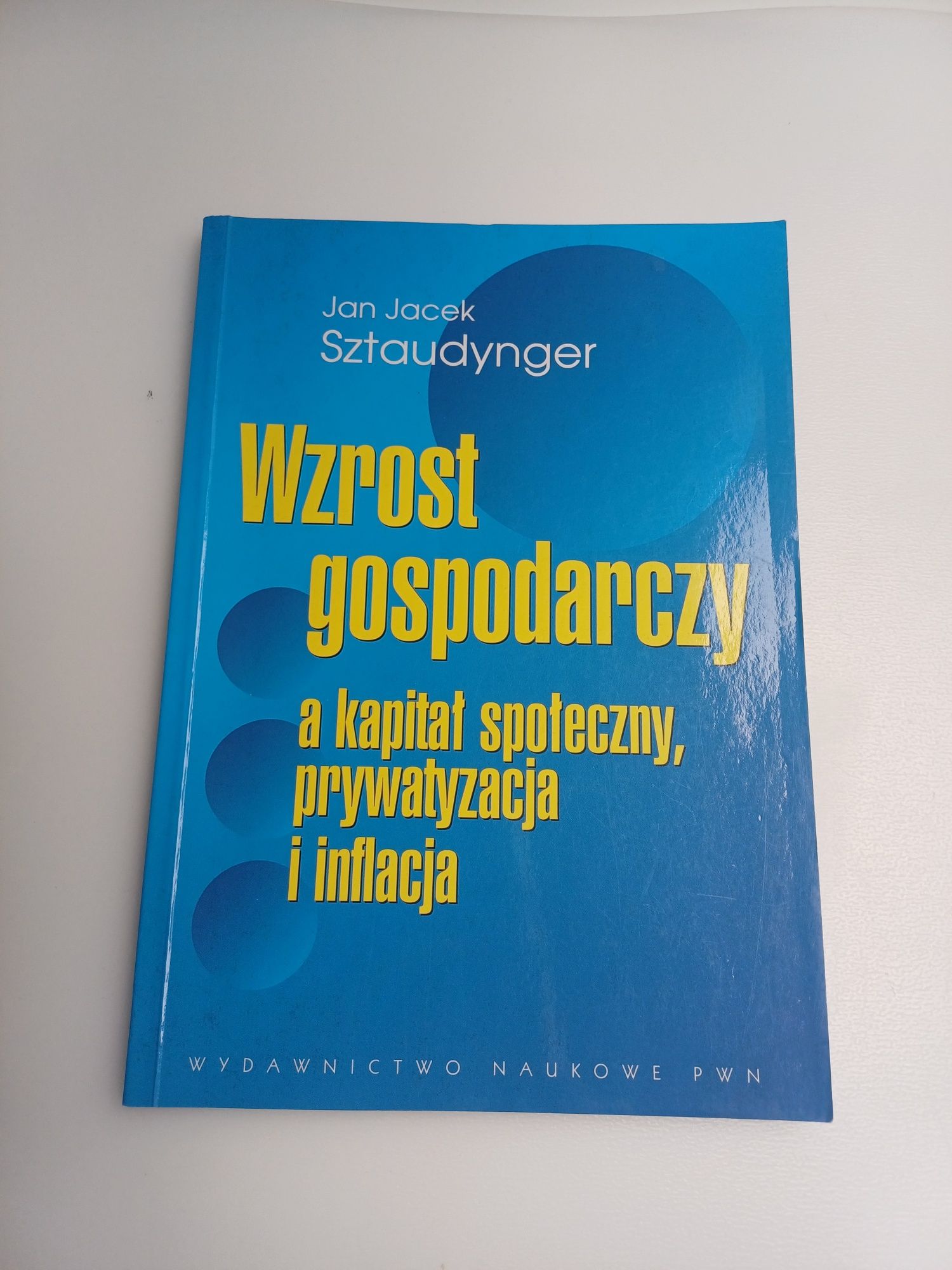Wzrost gospodarczy a kapitał społeczny, prywatyzacja i inflacja