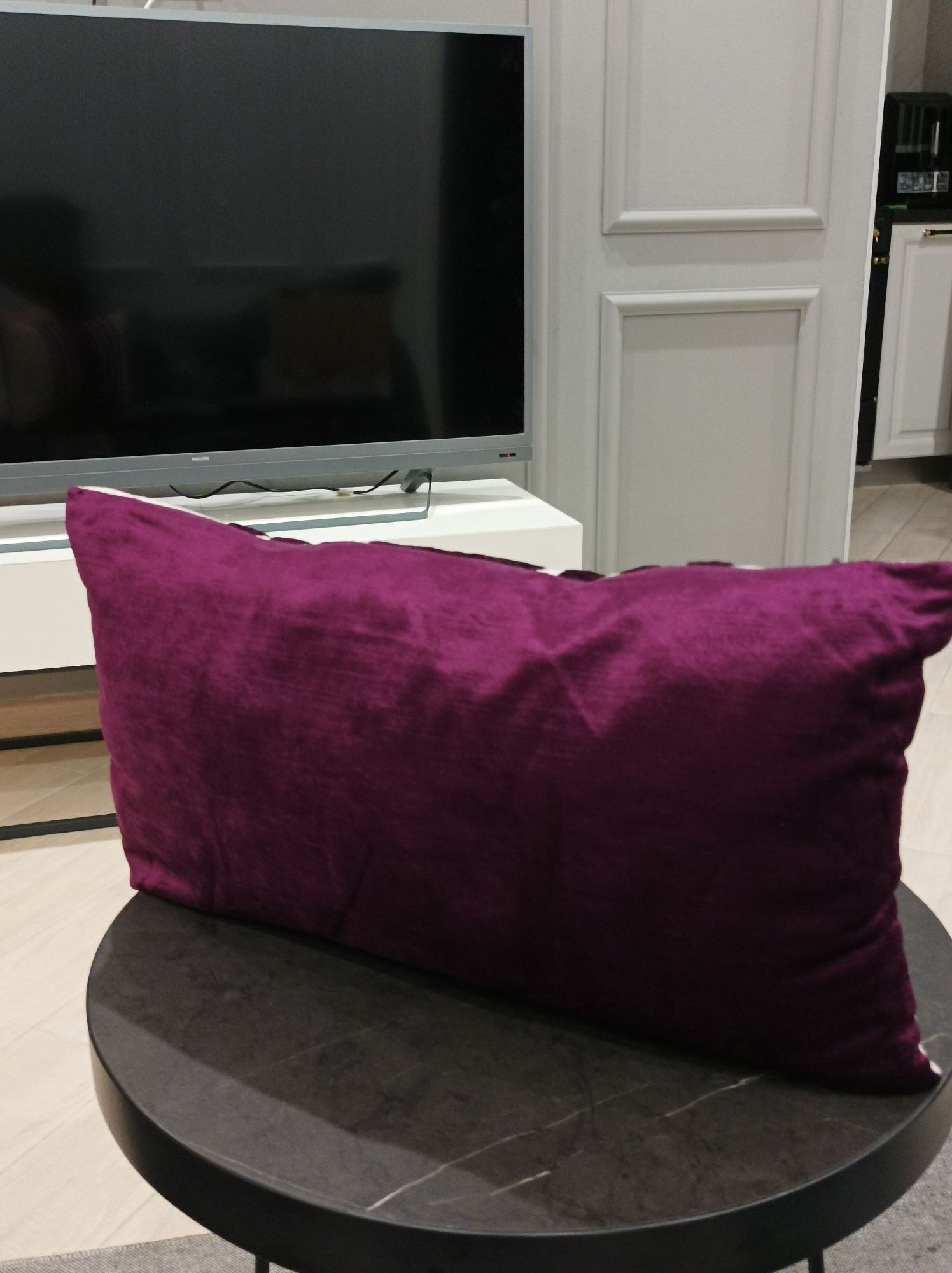 Продам  велюровую декоративную подушку для дивана/ для кресла. .