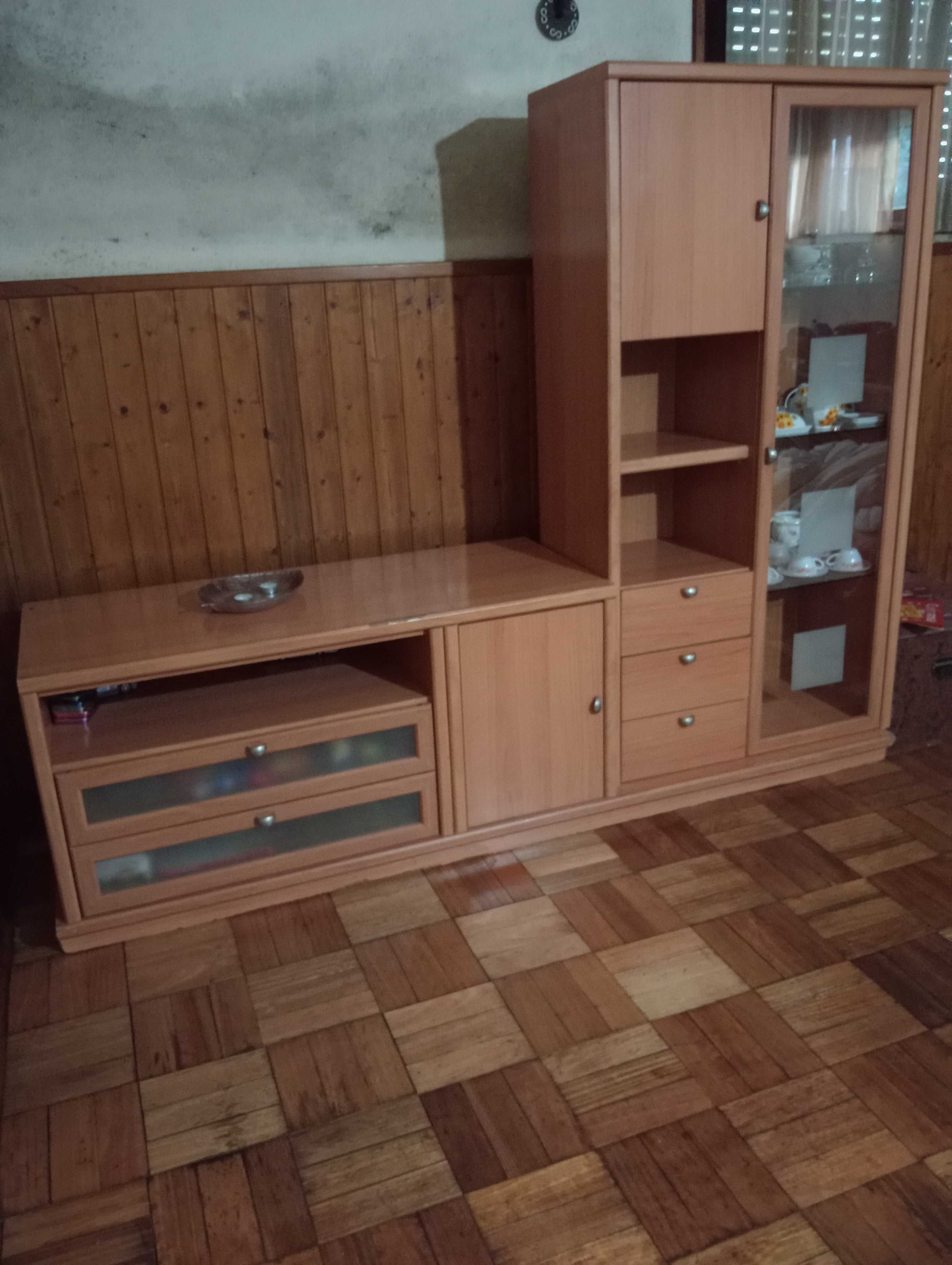 Vendo mesa sala seis lugares cadeiras e móvel tv