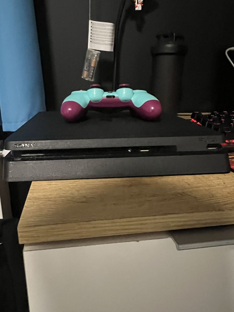 Konsola ps4 z jednym padem i telewizorem