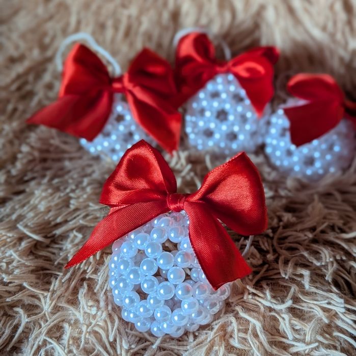 Ялинкові прикраси з бусин на ялинку ручної роботи