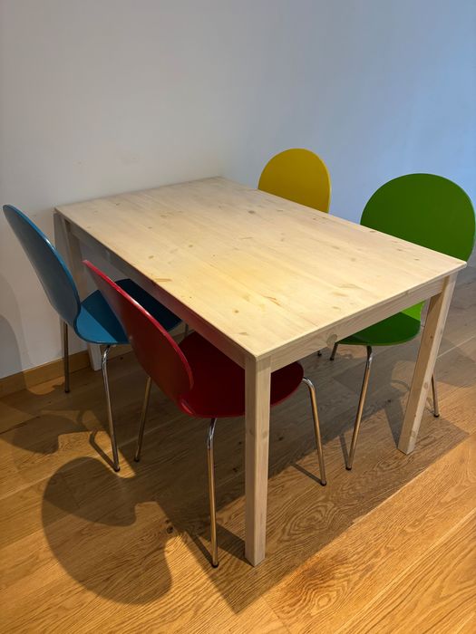 Stoł z czterema krzesłami