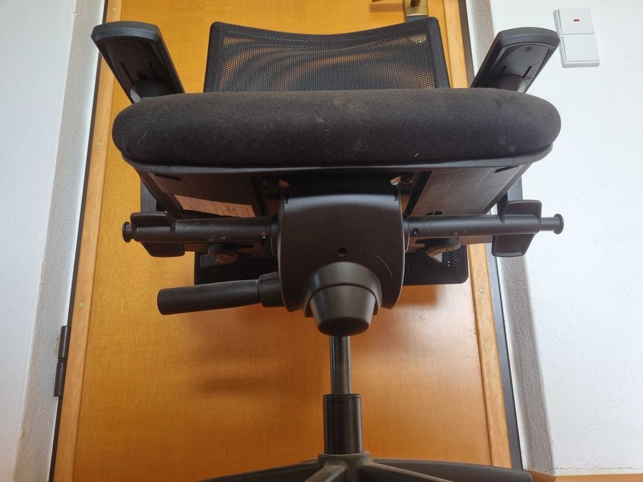 Boa cadeira de escritório ergonómica.  Tudo é ajustável.  50 euros.