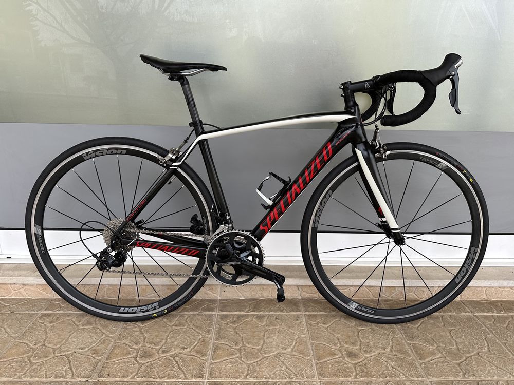 Bicicleta de estrada Specialized em carbono