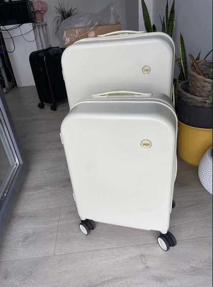 Walizka podróżna średnia twarda biała/kremowa 4 kółka na szyfr