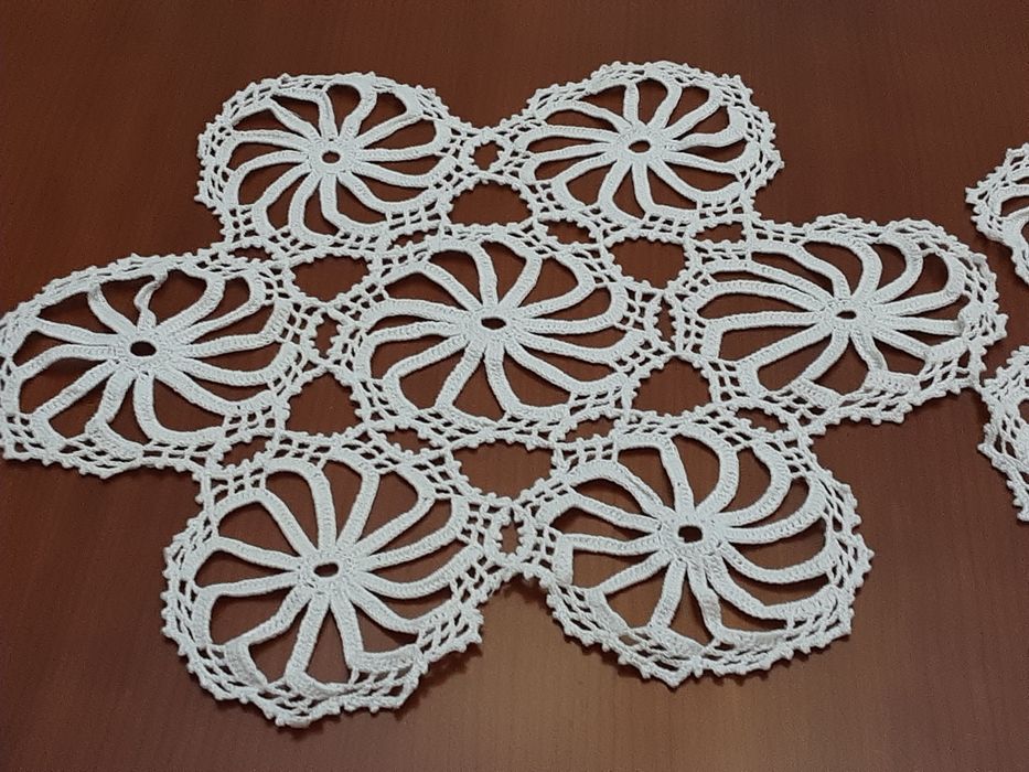 Naprons em croché para quarto  1 € cada foto