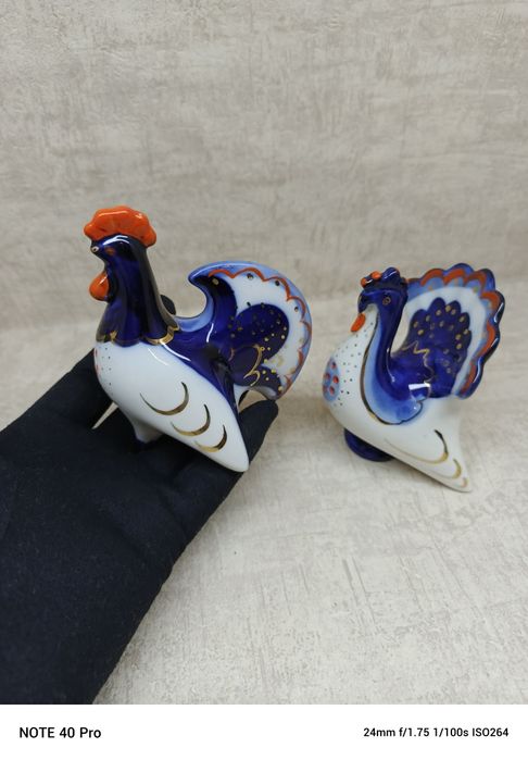 Łomonosow, porcelanowe figurki do przyprawiania pieprzu i soli