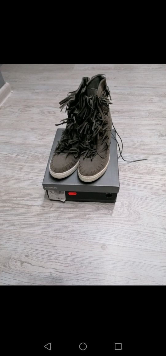 Botki na koturnie