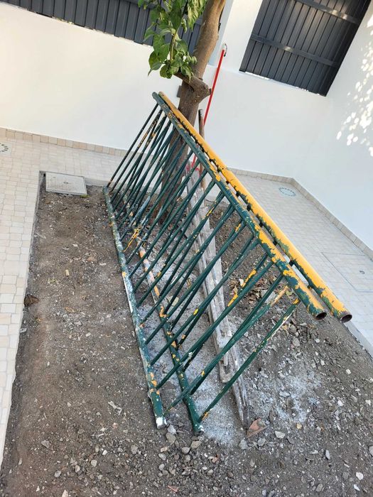 2 Grades de ferro com 2m de largura e 84 cm de altura