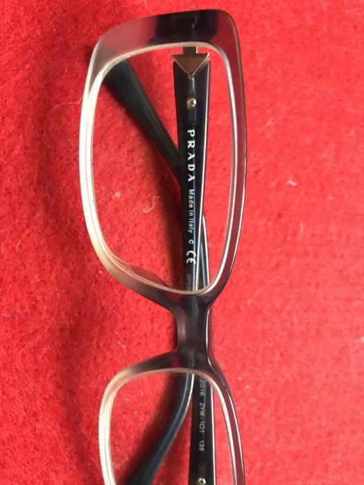 Oprawki Prada. Najmodniejsze.