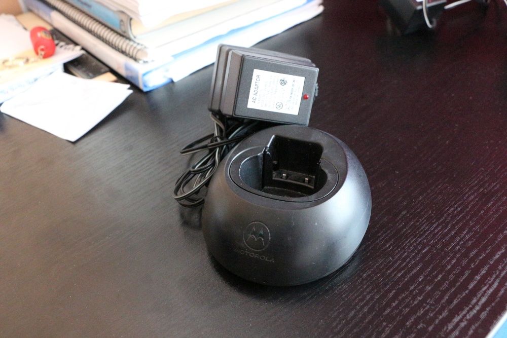 Зарядна станція для рації Motorola T7100