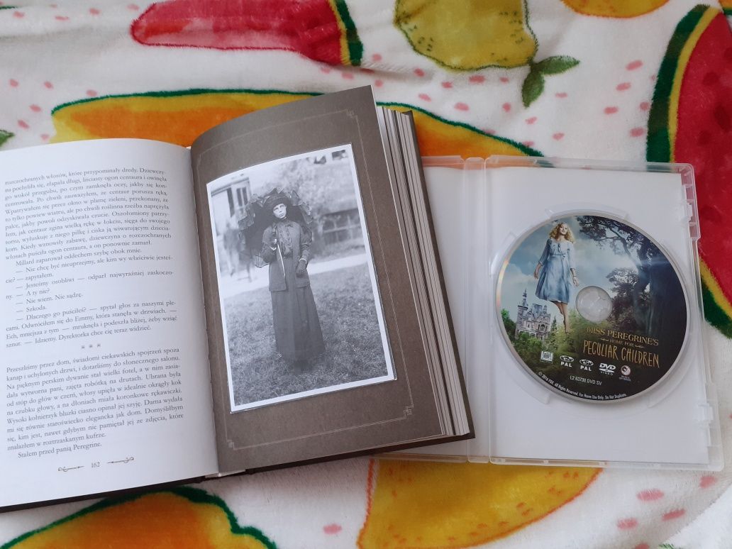 Książka i film na dvd Osobliwy dom pani Peregrine Ransom Riggs