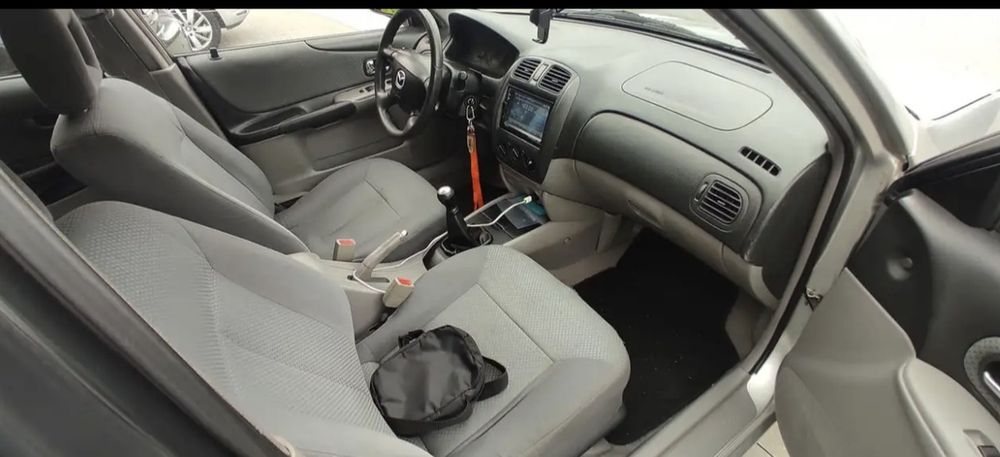 Mazda 323 1.4 - gasolina - 2001