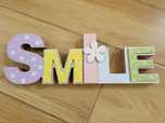 Smile stojący napis ze sklejki kolorowy
Wymiary: 29x10,5x2cm