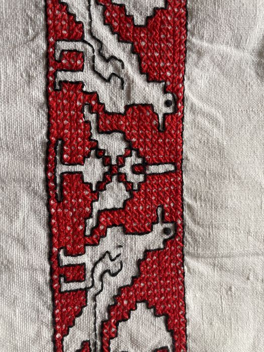 Toalha para aparador bordada à mão