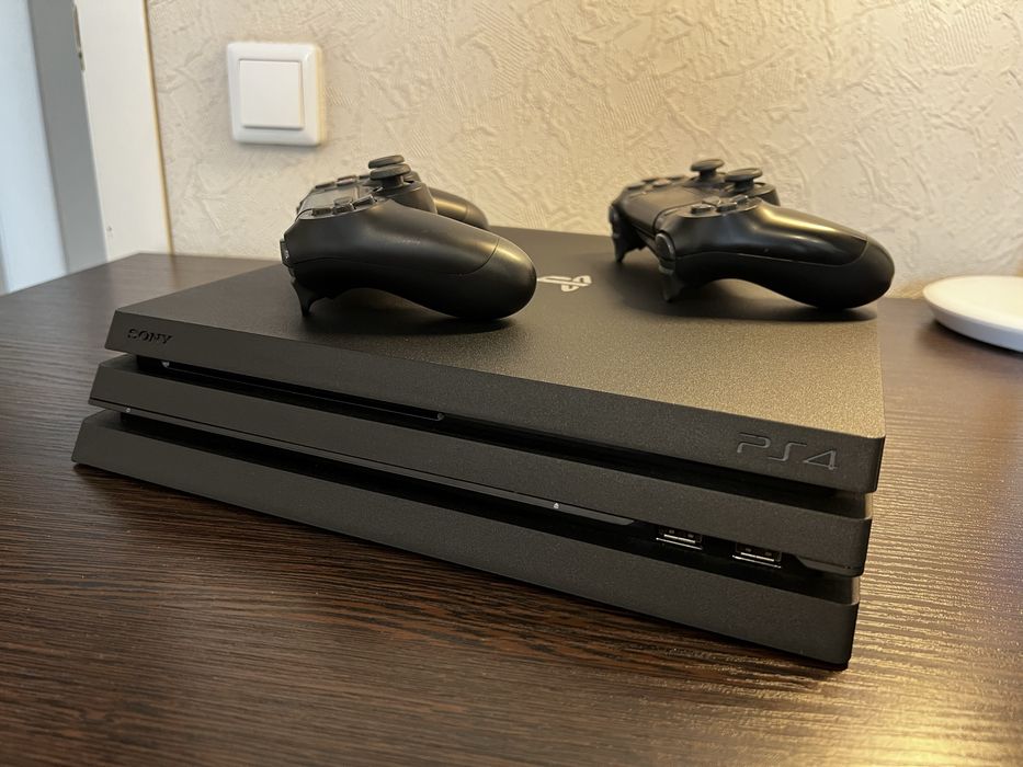 Sony Playstation 4 Pro + 2 геймпада