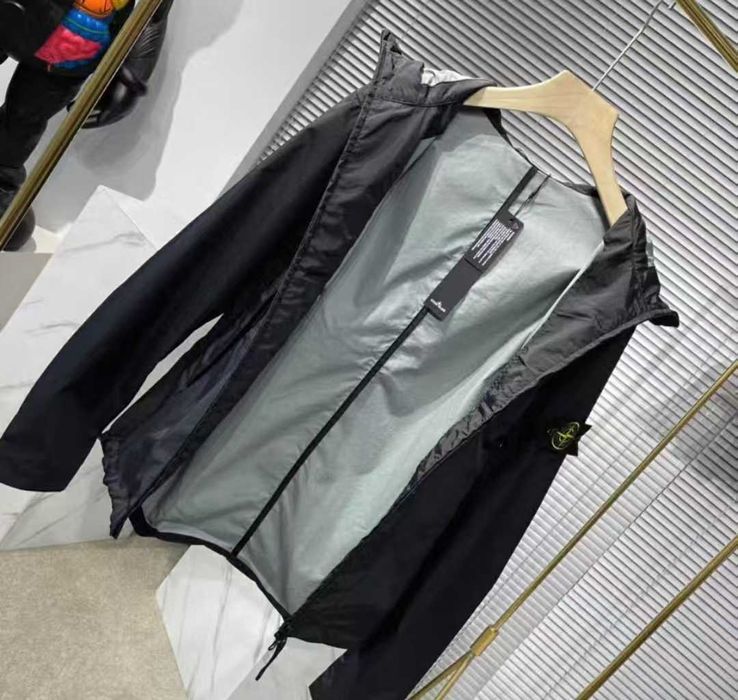 Kurtka z kapturem Stone Island – stylowa ochrona na co dzień /L