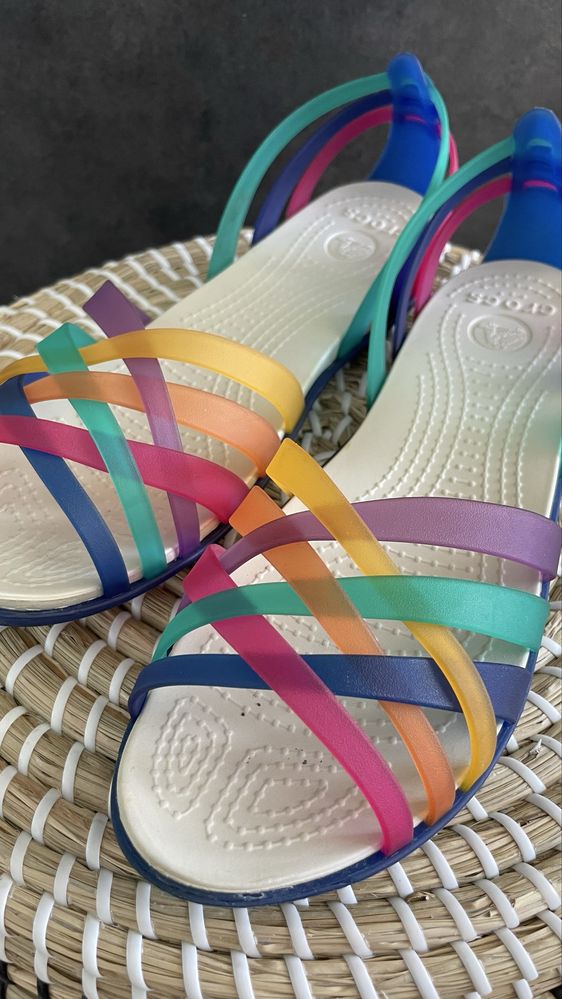 Crocs sandały Huarache Flat Multi/Cerulean Blue W8 38/39