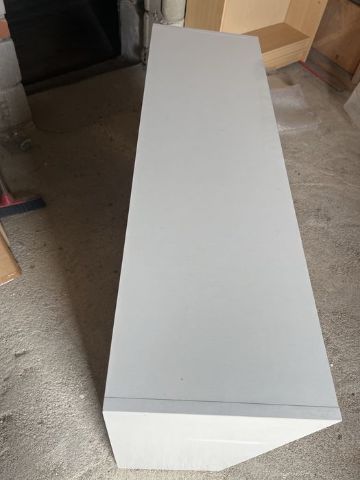 Estante branca com prateleira