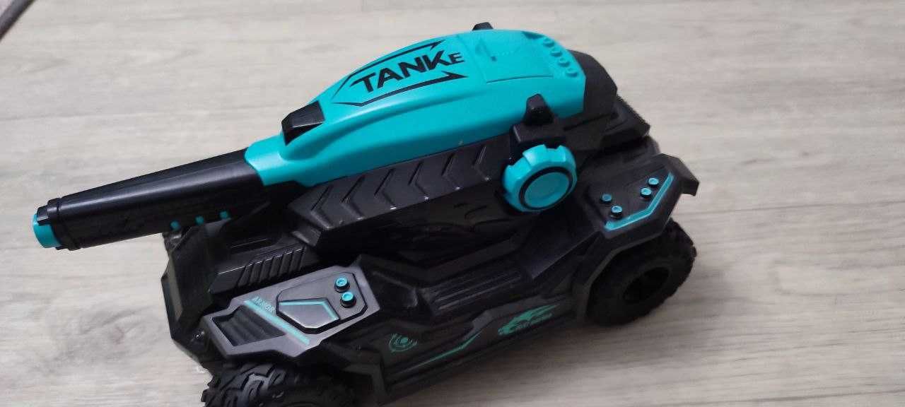 Іграшковий танк на пульту