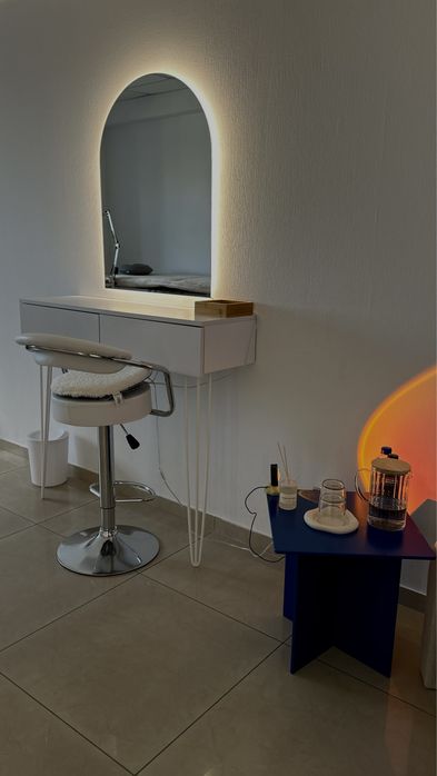 Оренда місця | візажного стола / дзеркала і кушетки у центрі